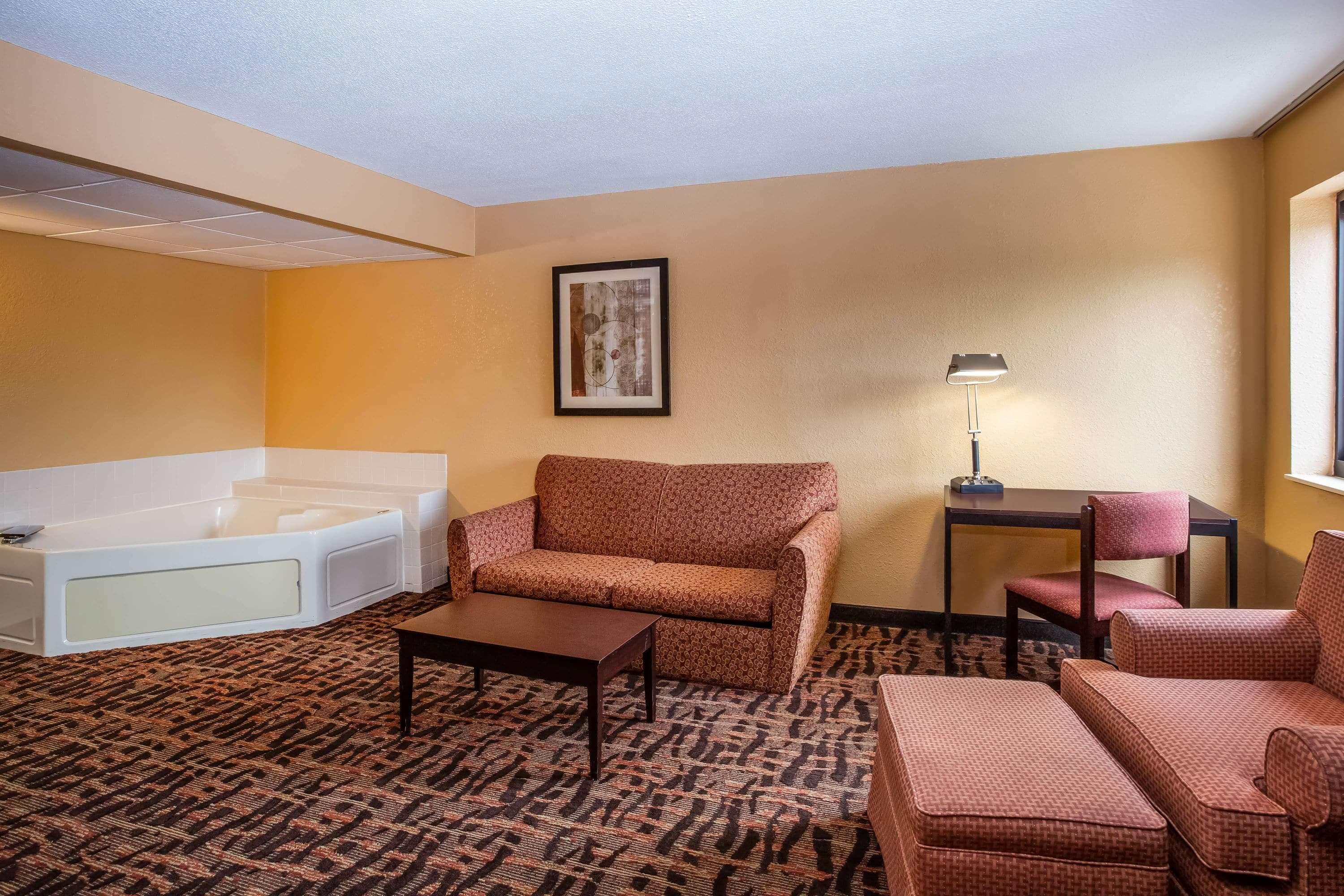 Super 8 By Wyndham Lawrence Ku Hotel Exterior photo