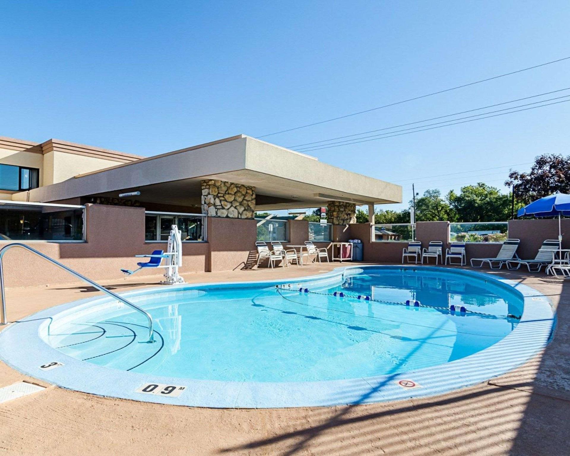 Super 8 By Wyndham Lawrence Ku Hotel Exterior photo