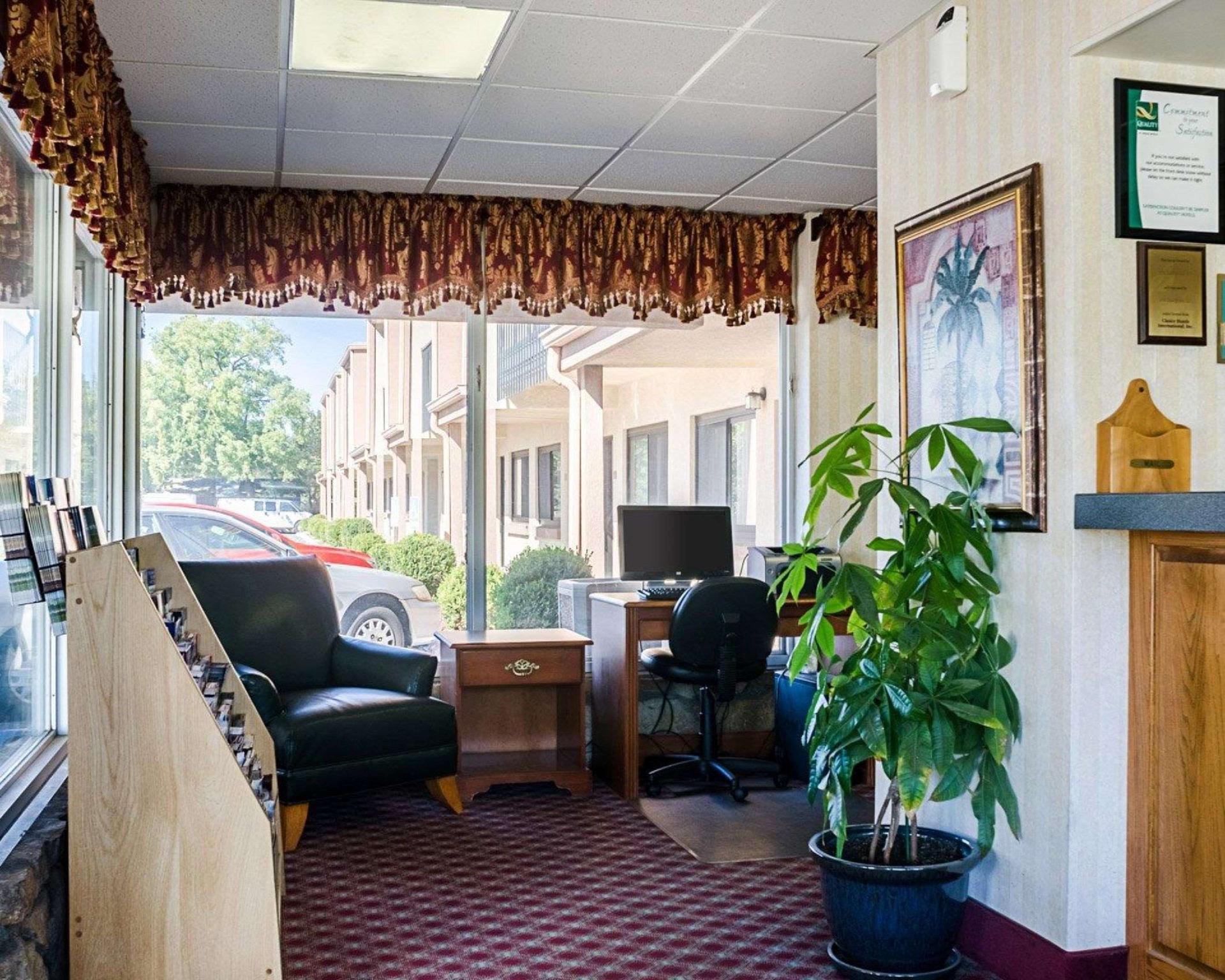 Super 8 By Wyndham Lawrence Ku Hotel Exterior photo
