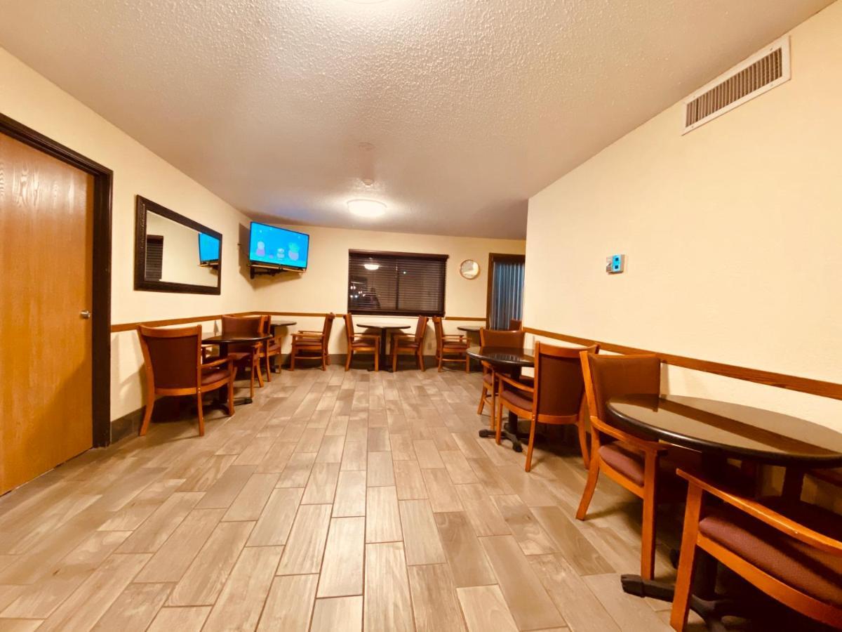 Super 8 By Wyndham Lawrence Ku Hotel Exterior photo